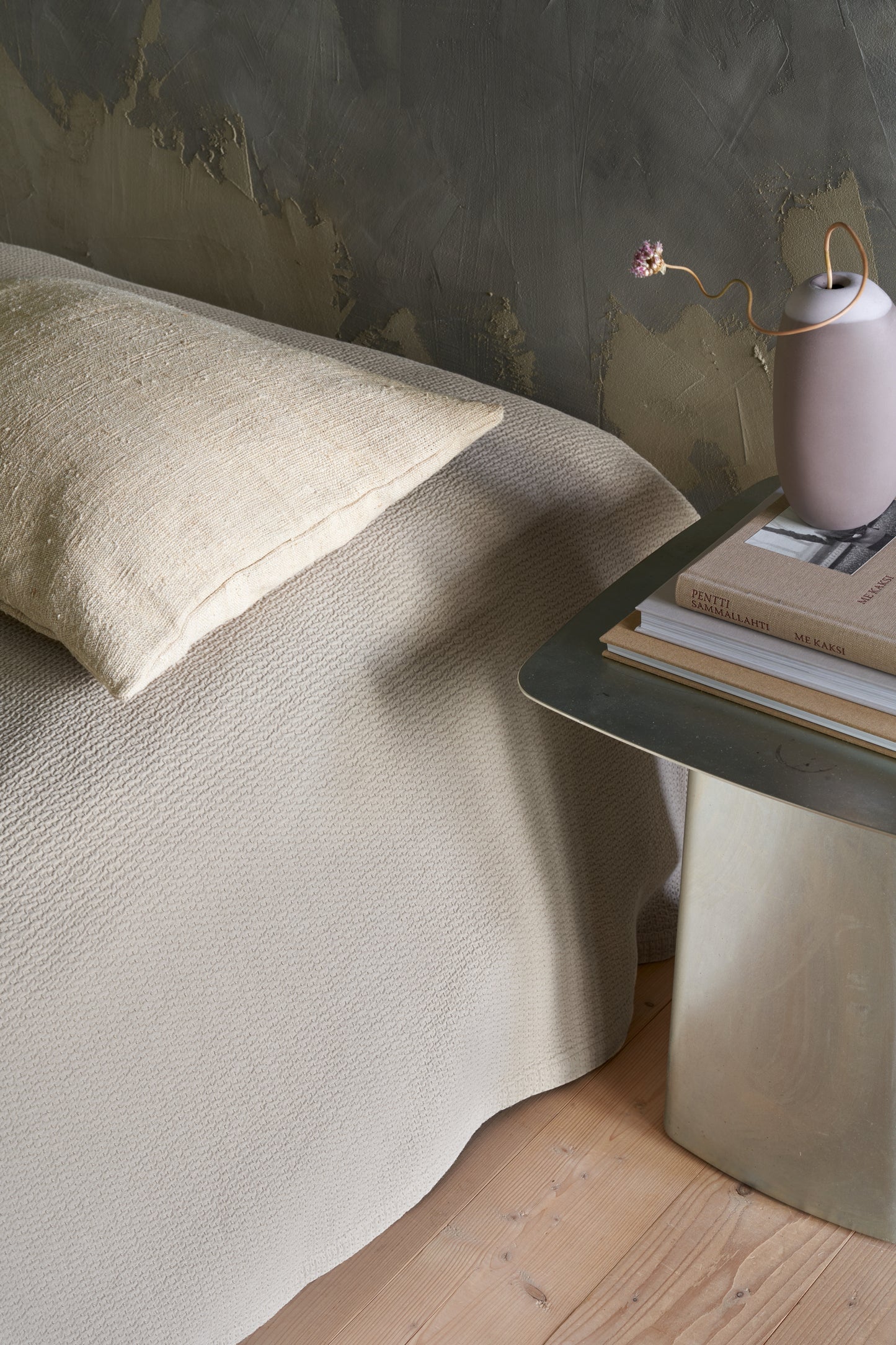 Polku, Taupe bedspread