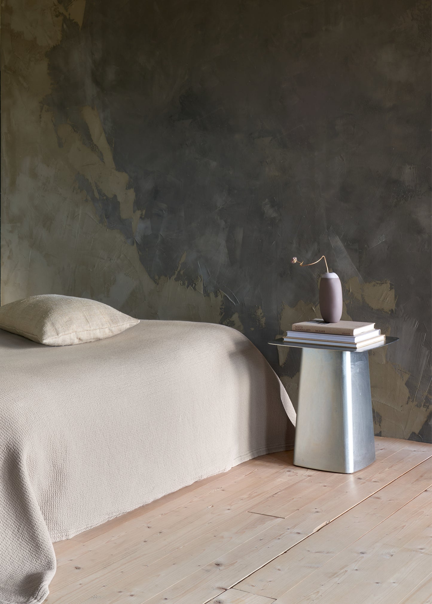 Polku, Taupe bedspread