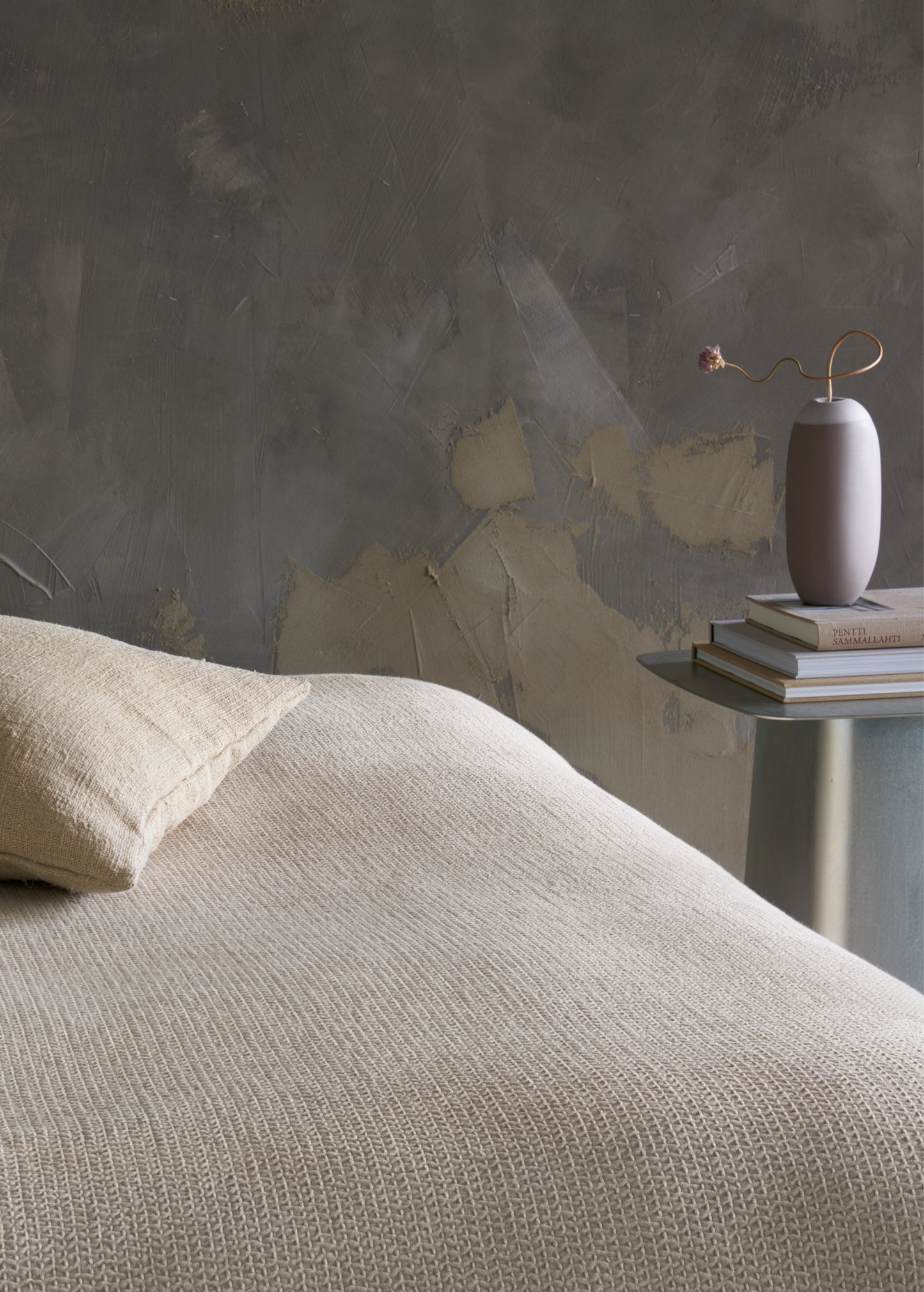 Polku, Taupe bedspread
