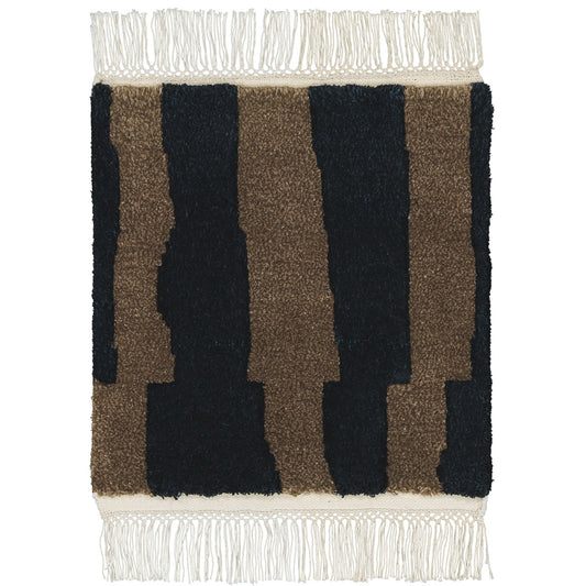 Roots Living Pilari Charcoal-Brown rug sample in size 50x50 cm.  Pilari-maton mallipala sävyssä hiili-ruskea ja koossa 50x50 cm. Tuotekuva.