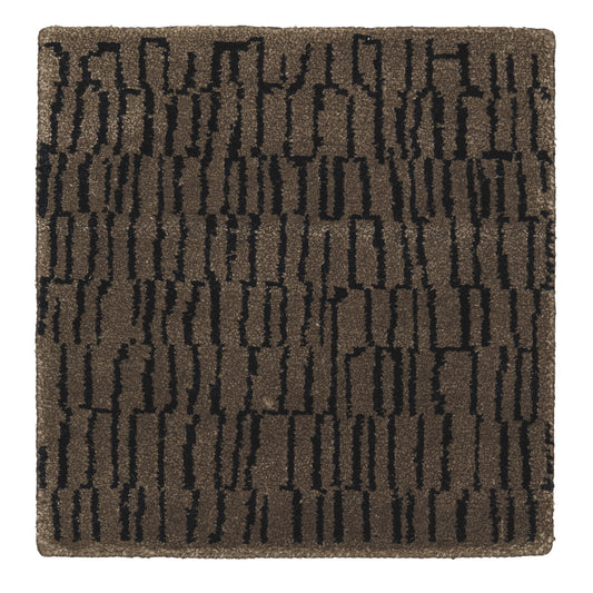 Roots Living Ketju rug sample in size 50x50 cm.  Colour: Charcoal-Brown. Tummanruskean Ketju-maton mallipala koossa 50x50 cm. Tuotekuva.