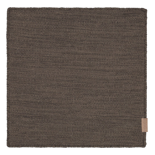 Roots Living Plain Wool Melange 50x50 cm rug sample. Colour Chocolate.  Plain Wool Melange -villamaton mallipala sävyssä Chocolate ja koossa 50x50 cm. Tuotekuva.