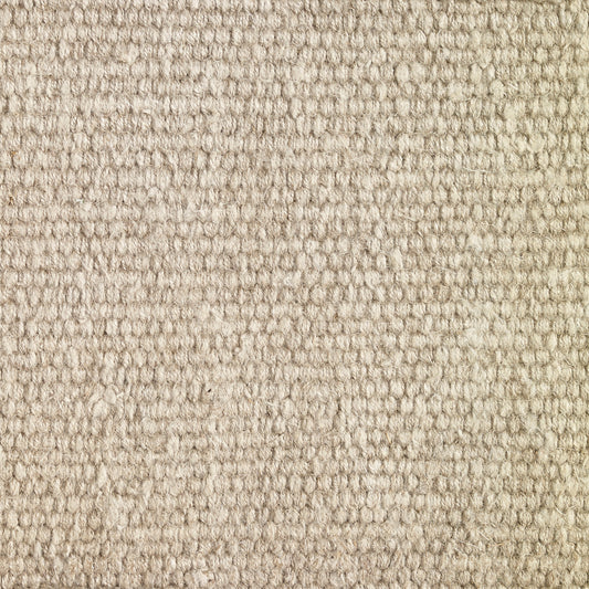 Lähikuvassa luonnonvärinen Roots Livingin Plain Linen -pellavamaton tekstuuri.