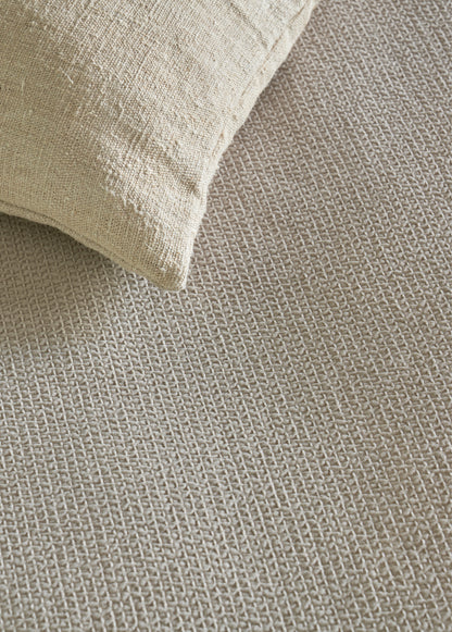 Polku, Taupe bedspread