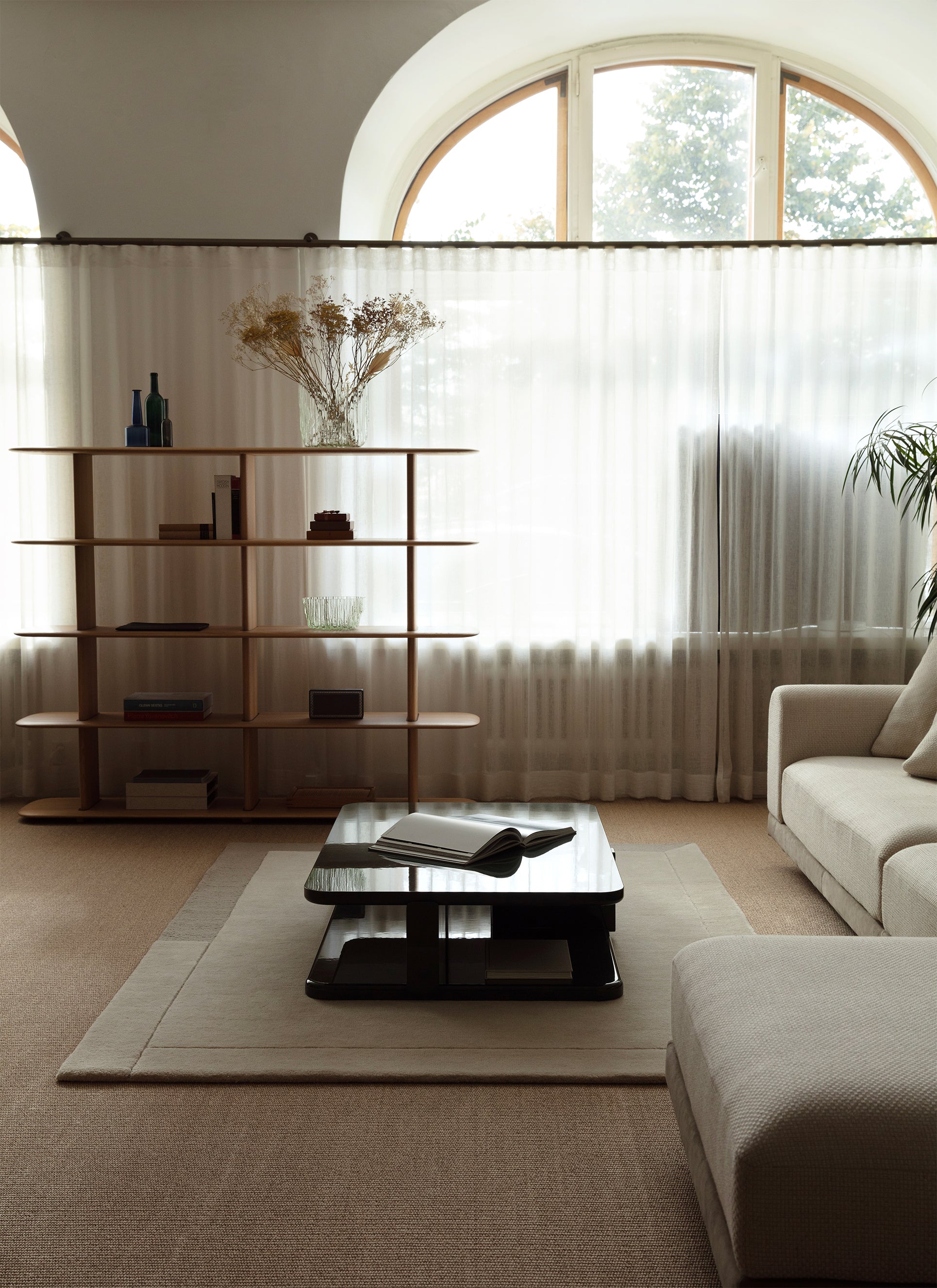 Vaalea Geo One villamatto osana vaaleaa olohuoneen sisustusta. Taustalla vaaleat valoverhot ja tamminen kirjahylly. 