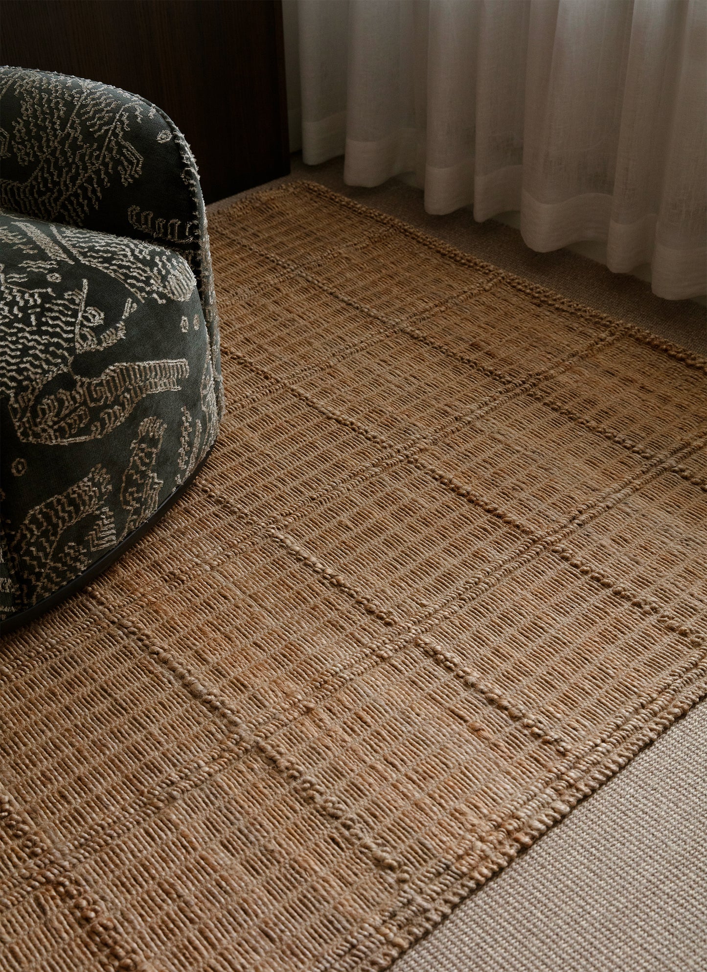 Waffle Square -hamppumaton tekstuuri kuvattuna ylhäältä. Maton päällä vihreä nojatuoli.