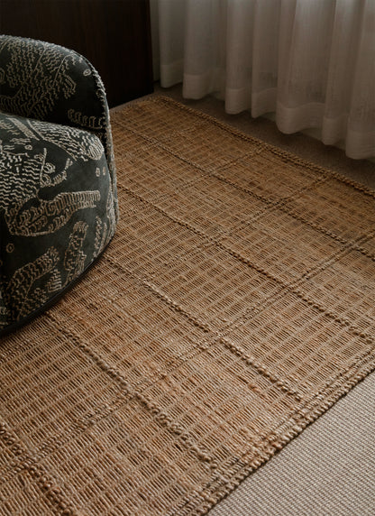 Waffle Square -hamppumaton tekstuuri kuvattuna ylhäältä. Maton päällä vihreä nojatuoli.